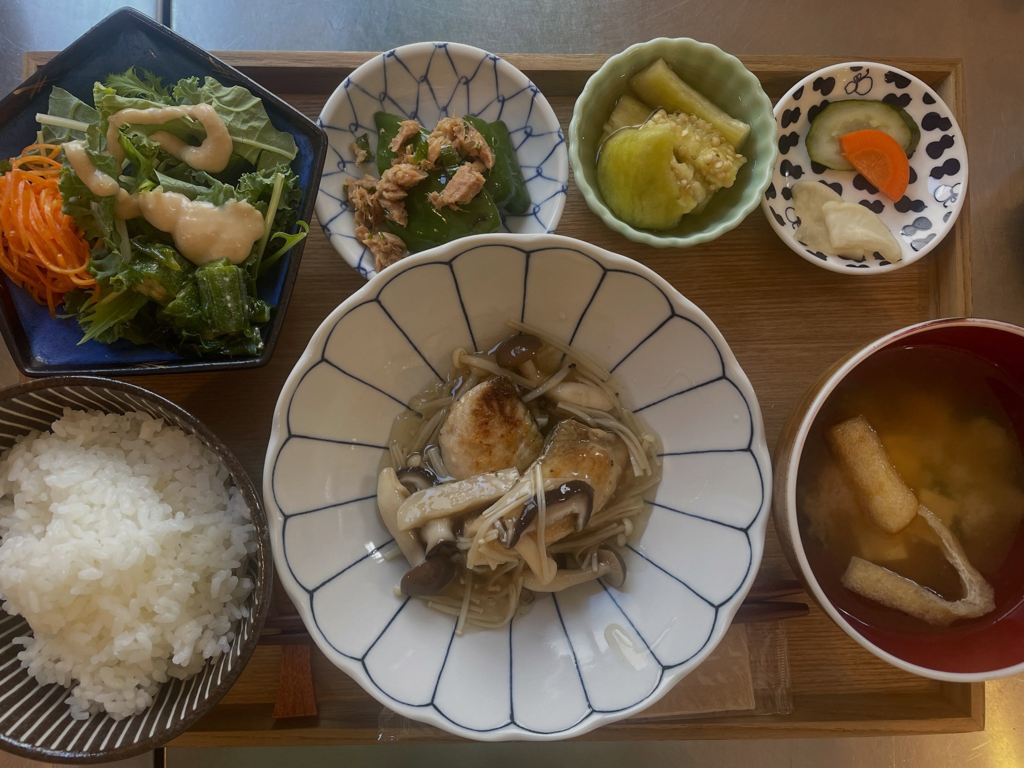 ご飯と汁物、小鉢を添えたお昼ごはん